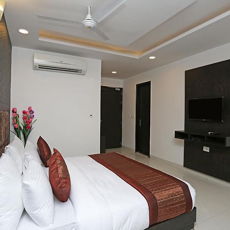 Hotel O M Suites New Delhi Ngoại thất bức ảnh
