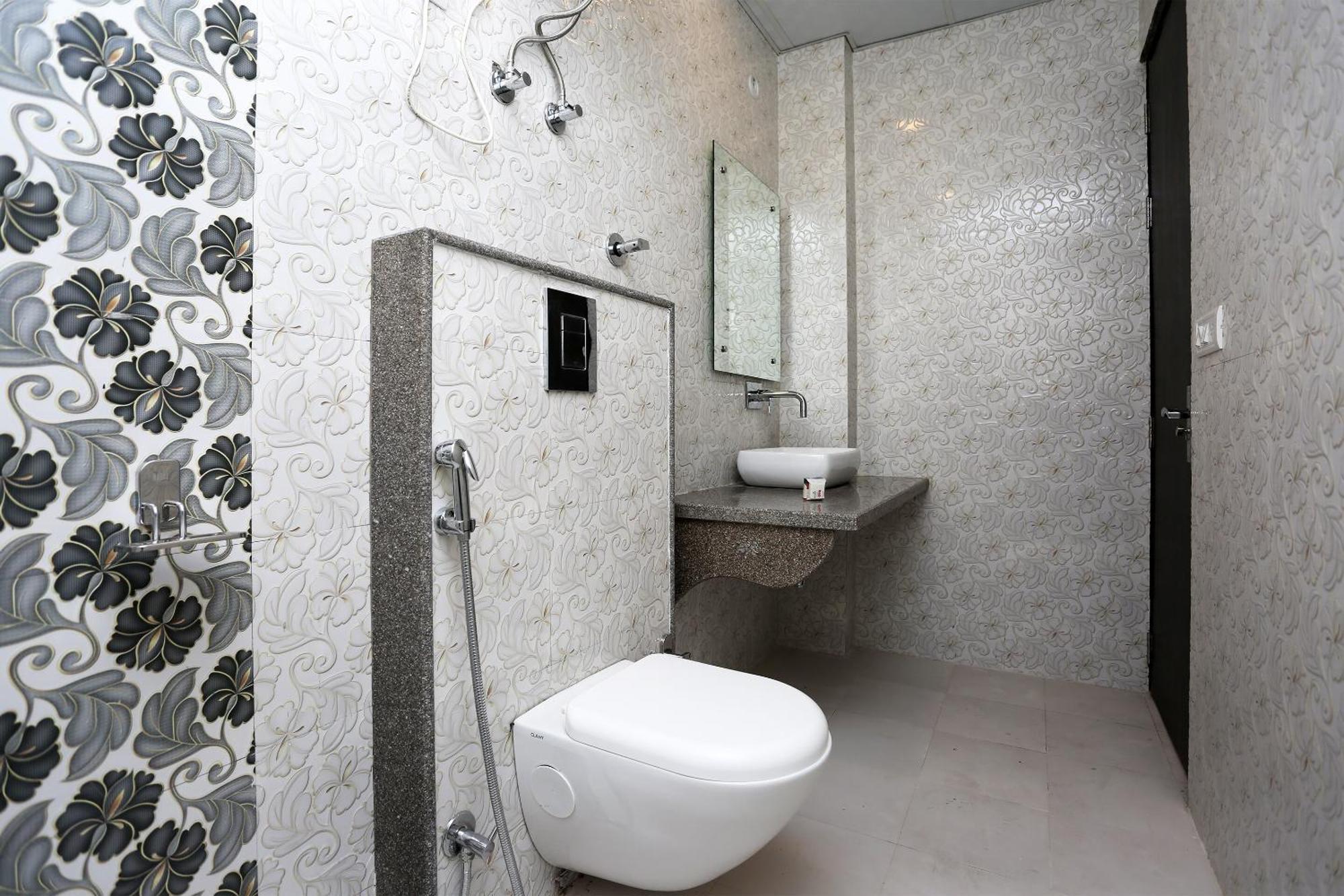 Hotel O M Suites New Delhi Ngoại thất bức ảnh