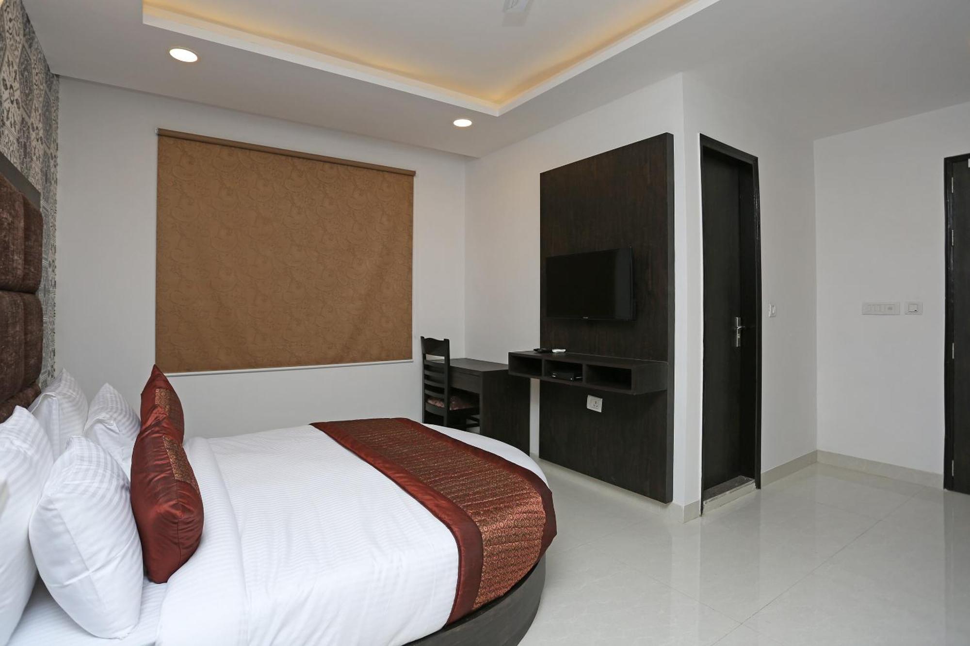 Hotel O M Suites New Delhi Ngoại thất bức ảnh