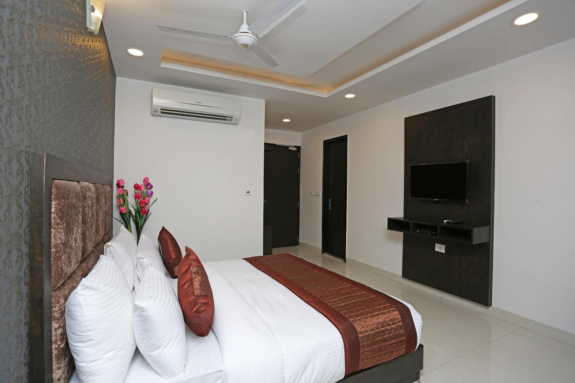 Hotel O M Suites New Delhi Ngoại thất bức ảnh