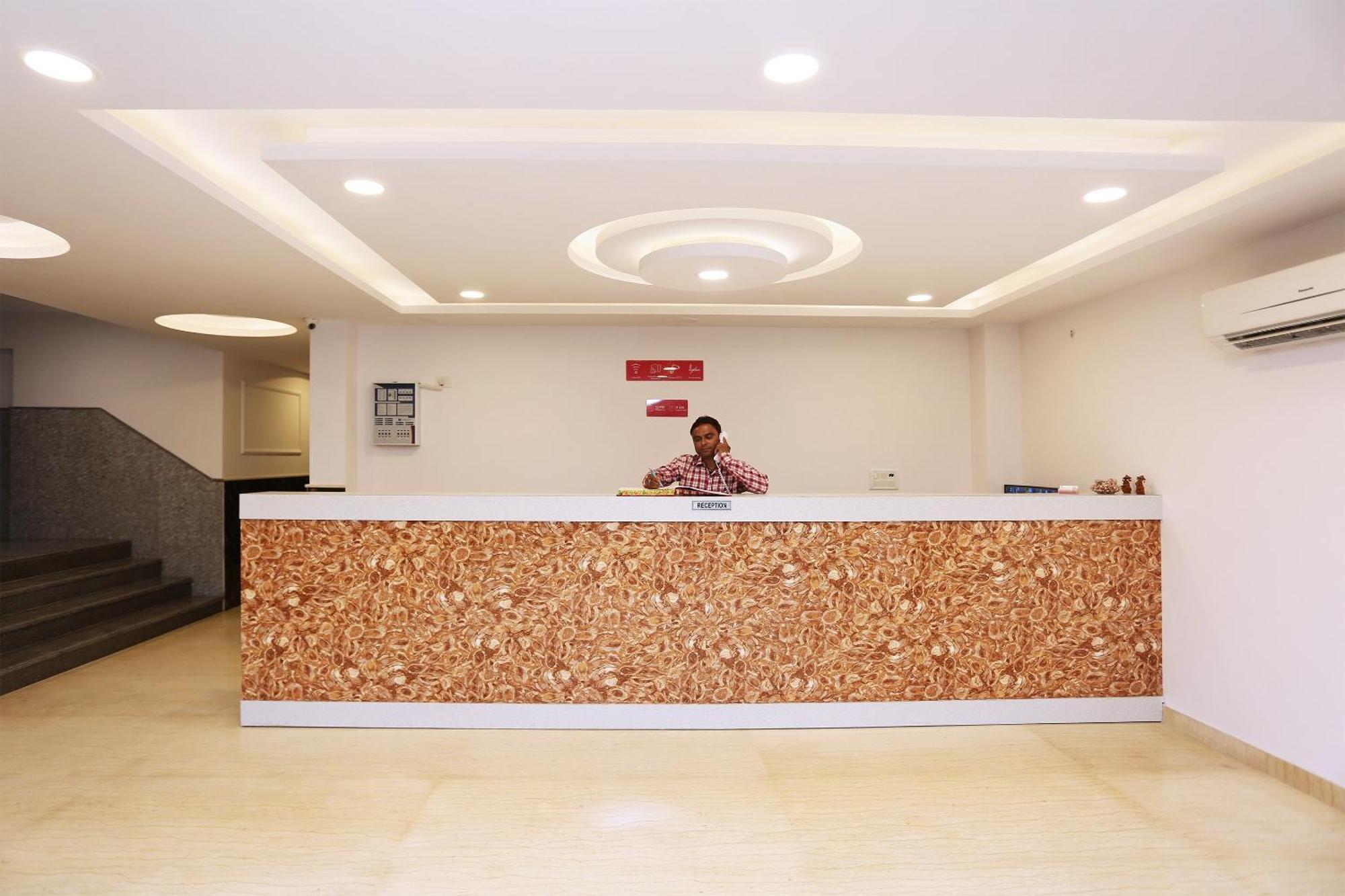 Hotel O M Suites New Delhi Ngoại thất bức ảnh