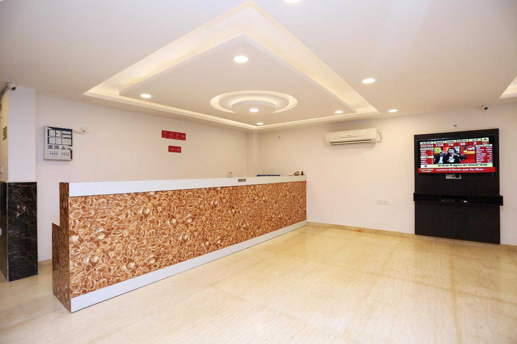 Hotel O M Suites New Delhi Ngoại thất bức ảnh