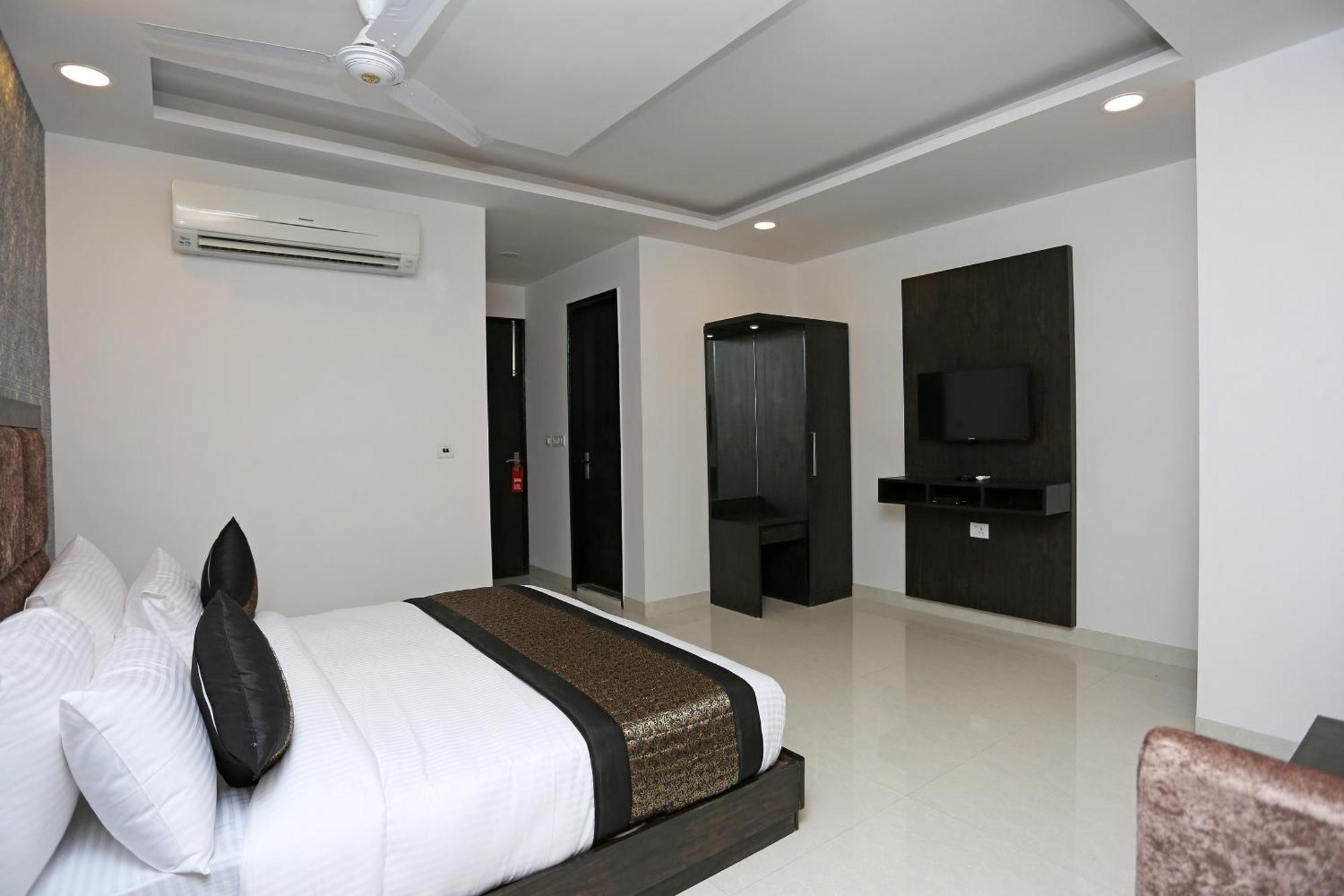 Hotel O M Suites New Delhi Ngoại thất bức ảnh