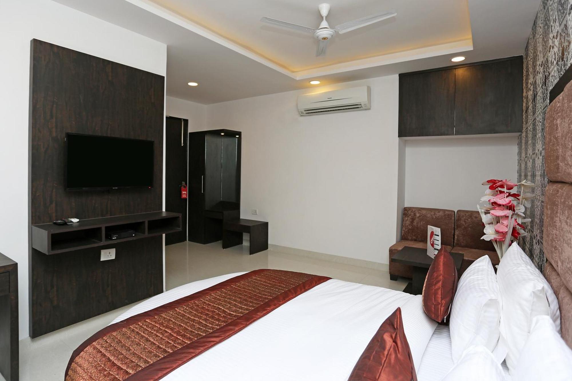 Hotel O M Suites New Delhi Ngoại thất bức ảnh