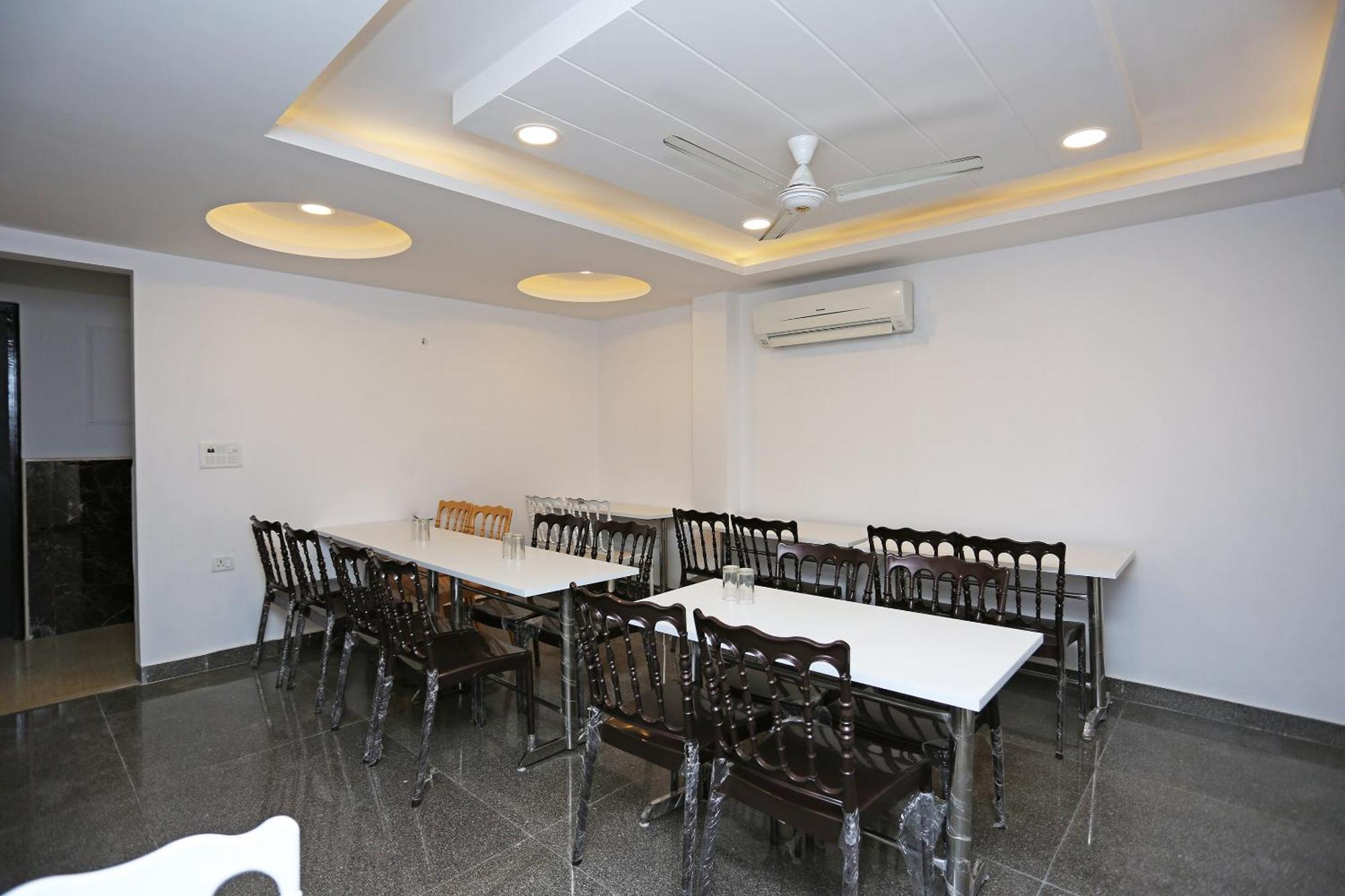 Hotel O M Suites New Delhi Ngoại thất bức ảnh