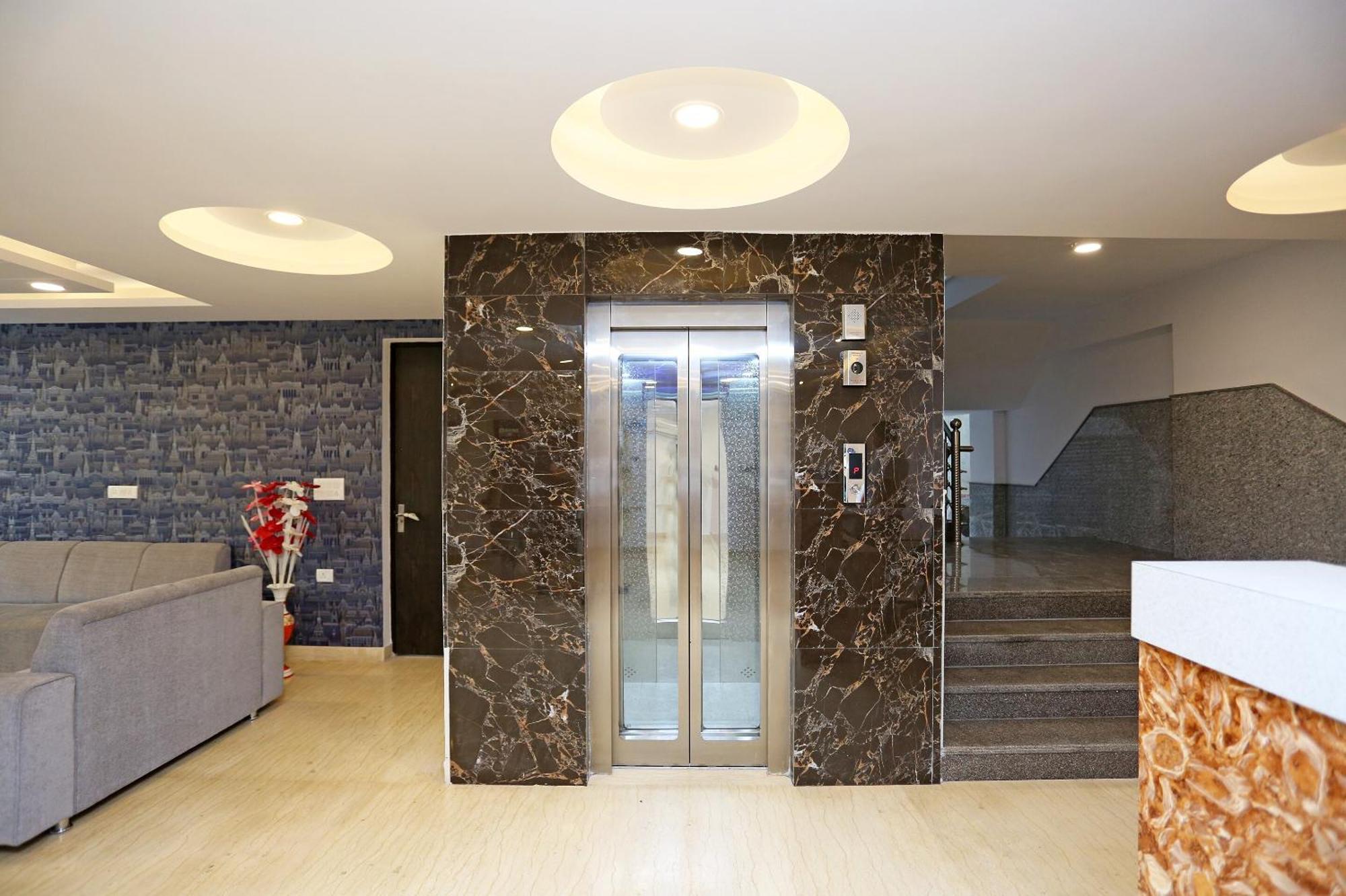 Hotel O M Suites New Delhi Ngoại thất bức ảnh